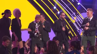 Post Malone recieving song of the year award at vmas 2018