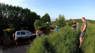 Люди топят свои автомобили, объезд пробки Нижний Новгород-Бор. Преодоление брода 2.