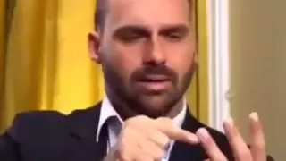 Eduardo Bolsonaro dando entrevista em inglês.