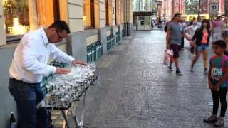 Прага. Уличный музыкант. Игра на бокалах / Prague. street musician. glass playing