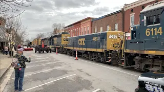 People In Way Of 3 Street Running Trains, Light Up LaGrange!  2+ Mile Long Train, 8 Locomotives, CSX