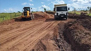 COMEÇANDO O REBAIXAMENTO DA ESTRADA, E USANDO O CASCALHO NAS ESTRADAS VICINAIS