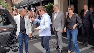 Tom Cruise gets a big warm greeting from fans outside hotel in NYC #tomcruise #missionimpossible