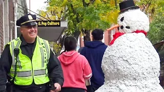 ¡Policía le Pide al Hombre de Nieve que se Enfríe en una Escena Épica!