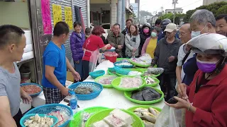 阿源今天自己切鮭魚  已經切到沒力了  台中市豐原中正公園  海鮮叫賣哥阿源  Taiwan seafood auction