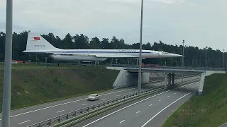 Сверхзвуковой самолёт Ту-144 на автомобильной дороге...