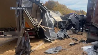 Перекинулась фура із зерном: поблизу села Тарашани трапилась аварія