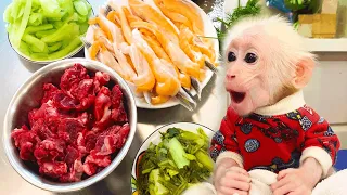 Bibi monkey cleverly helps Dad prepare meals