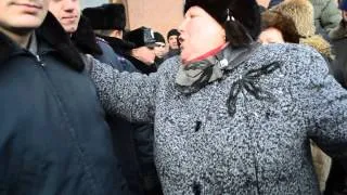 В Івано-Франківську жінка благала міліціонерів відступити