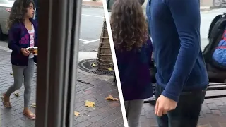Vater filmt seine Tochter vor dem Restaurant. Was sie bei dem Fremden macht, ist heldenhaft