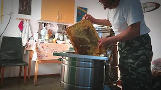 Pumping out honey | How to quickly pump honey with an electric honey extractor