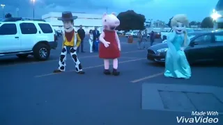 Peppa , Woody y Elsa bailando el cumbión de atrevete