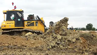 Amazingly!!!SHANTUI Bulldozer-Leveling and Power Pushing Dirt with Dump Truck Extreme Unloading