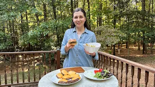 Американський бургер на грилі. Quick American lunch for a family.