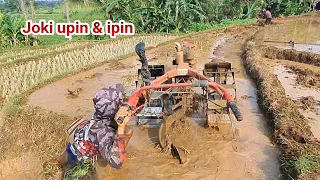 Joki upin ipin bergantian mengoprasikan traktor sawah