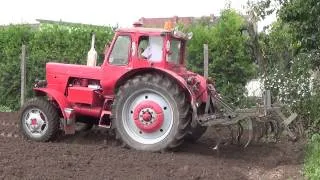 Belarus Mts-52 beim Grubbern.