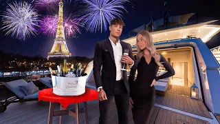 Firar nyår på en båt framför Eiffeltornet!
