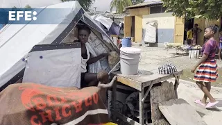 Cientos de refugiados en una escuela de Haití esperan poder volver pronto a sus casas