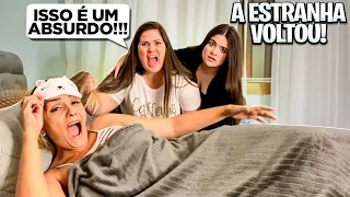 A ESTRANHA ESTÁ DORMINDO NA CAMA DOS MEUS PAIS! 😱