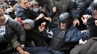 Ukraine police fire tear gas to disperse protest in Kiev