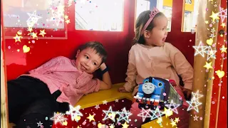 Веселый паровозик Песня для детей Катаемся по магазину МЕГА Детский паровозик