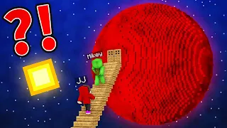 JJ and Mikey Build THE LONGEST STAIRS to BLOOD MOON in Minecraft - Maizen