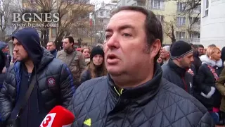 Мощен митинг в подкрепа на д-р Димитров, задържан за убийство на крадец, нахлул в дома му