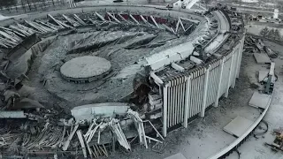 Шокирующие кадры - обрушение крыши спортивно концертного комплекса в Петербурге