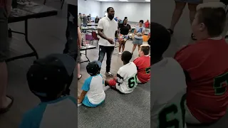 Charles Harris at the Saginaw Sports Collectors Show. Detroit Lions DE talks with the kids.