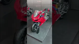 Main ke dealer resmi Ducati! Bikin ngiler