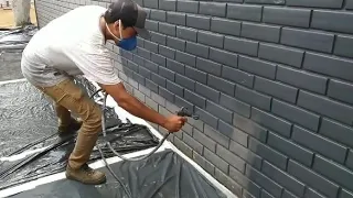 Pintura de paredes com máquina de pintura airless