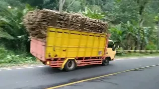 KERETA API DISUSUL TRUCK MONSTER MUATAN FULL MERAMBAT DITIKUNGAN LAHOR