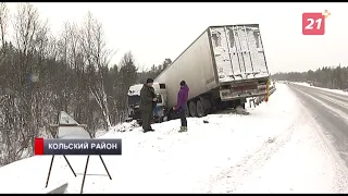 В Кольском районе дальнобойщик остался на несколько суток на заснеженной трассе