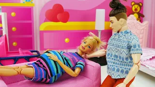 Barbie grávida reforma o quarto para o bebê! Novelinha de Barbie e sua família em português