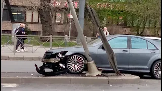 Водитель «Мерседеса» протиснулся между двумя автомобилями и врезался в светофор: ДТП в Питере