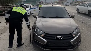 Беспредел ДПС ГИБДД, СВИДЕТЕЛЬ ИЗЫМАЕТ НОМЕРА АВТО. Махачкала. Управление авто без регистрации.