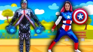 MALOUCOS FINGE BRINCAR de SUPER-HERÓI E DESTROI ROBÔ GIGANTE !