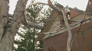 Extended headlines | High winds knock out power, damage homes in metro Denver