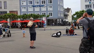 A UNIQUE version of VOODOO CHILE on the street in Kassel (live looping)