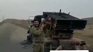 Азербайджанский солдат с захваченным армянским РСЗО град)