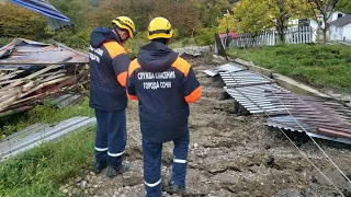 Последствия сильных дождей в Сочи. Оползень разрушил дорогу  в Сочи. Эвакуация жителей.