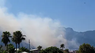 Кемере весь день пожар, в горах не подалеку горит лес, тушат и самолёты и куча вертолётов.