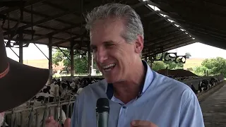Fazenda Colorado, em Araras, São Paulo, produz 100 mil litros de leite por dia.