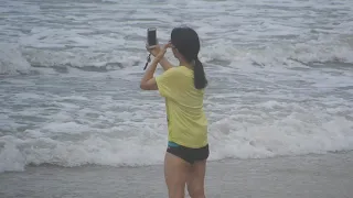 レア動画・海水浴場で 黒色の競泳水着の女子