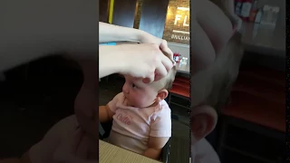 Le bébé découvre le visage de ses parents pour la première fois, un instant de grand bonheur