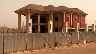 News@10: EFCC Seals Off Army General's Properties Over Arms Deal 26/01/16 Pt.1