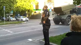 20150505 Мальчик отдаёт честь солдатам