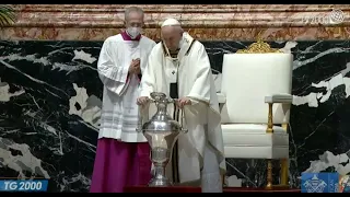 Papa Francesco celebra la messa del Crisma che apre il Triduo pasquale