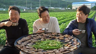 솥뚜껑에 구운 삼겹살과 마늘종의 조합~~👍👍 #삼겹살 Pork belly and garlic stem