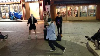 TUESDAY. ONLOOKER ENJOYING IMPROMPTU BUSKING. HONGDAE STREET